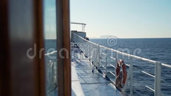 横渡大海的提尔黑尼亚渡轮的甲板视频的预览图