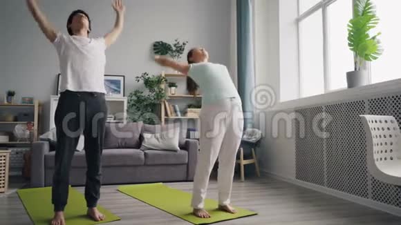 夫妻在家一起做瑜伽享受放松的练习视频的预览图