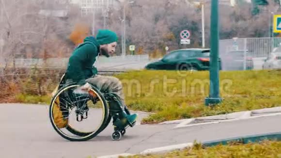 坐轮椅的残疾人试图驾驶轮椅越过街道上的坡道视频的预览图