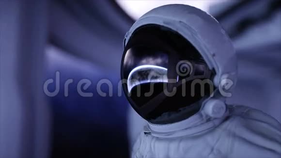 单独的宇航员在未来的宇宙飞船房间地球的景色电影4k镜头视频的预览图