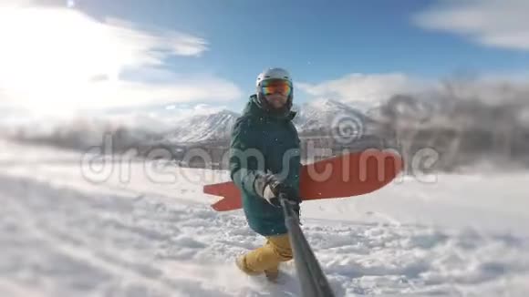 滑雪板在粉末日上山举着木板拍摄在戈普罗英雄8黑框架拍摄在自由之旅视频的预览图