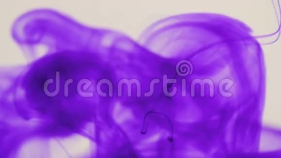 水中的紫色墨水视频的预览图