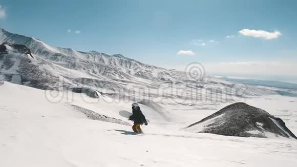 滑雪者在粉末日玩得很开心在堪察加火山的自由之旅中拍摄的框架拍摄于戈普罗英雄8号视频的预览图