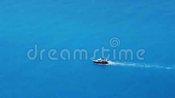 小船迅速漂浮在平静的水面上在海上留下一条小径4k视频视频的预览图
