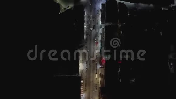 泰国普吉岛巴东夜市的汽车和自行车交通视频的预览图