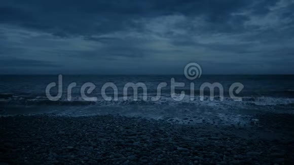 黄昏时的戏剧性海岸视频的预览图
