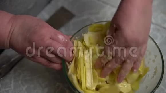 手搅拌切好的洋葱和土豆视频的预览图