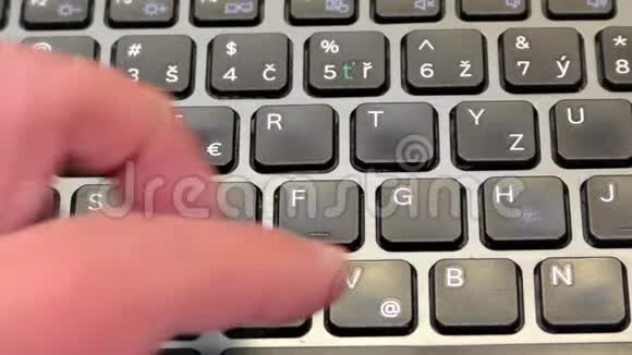 笔记本电脑电脑键盘文字趋势特写细节视频的预览图