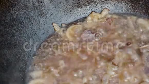 在大锅里把洋葱切成薄片复制空间传统东方皮拉夫烹饪特写镜头视频的预览图