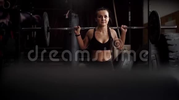 陌生人间谍作为一个漂亮的运动女孩在健身房在慢动作表演锻炼视频的预览图