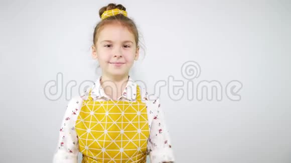 小女孩的厨师角色折叠手臂拿着蛋打蛋器视频的预览图