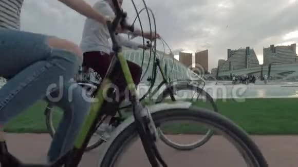 放松自行车之旅横跨西班牙巴伦西亚视频的预览图