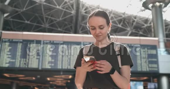 一个女人看着手机屏幕在飞机上找到你的电子机票视频的预览图