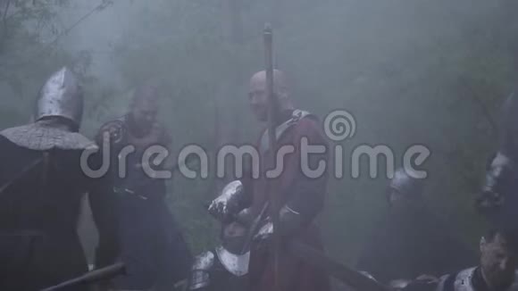 中世纪军事营地人们穿着盔甲接受武器训练斯莫森林视频的预览图