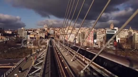 地铁列车和人们正从地铁桥上消失视频的预览图