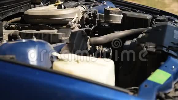 修理汽车的机械师新西兰汽车修理汽车关门视频的预览图