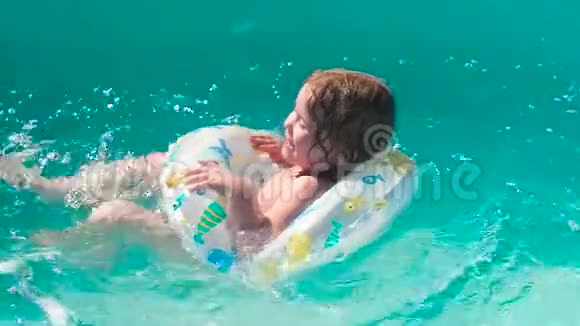 小女孩在充气圈的游泳池里游泳3主动地在水里抖腿视频的预览图