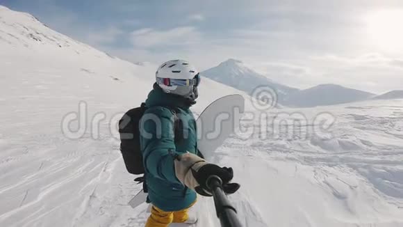 滑雪板自拍在粉末日举着木板拍摄在戈普罗英雄8黑色框架拍摄在一个自由之旅视频的预览图