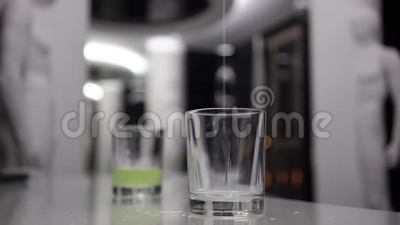 醉汉把饮料倒进玻璃杯里视频的预览图