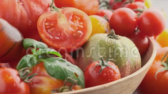 熟的彩色西红柿放在木碗里视频的预览图