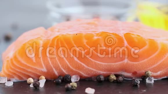 落在一条生鲑鱼身上的香料视频的预览图