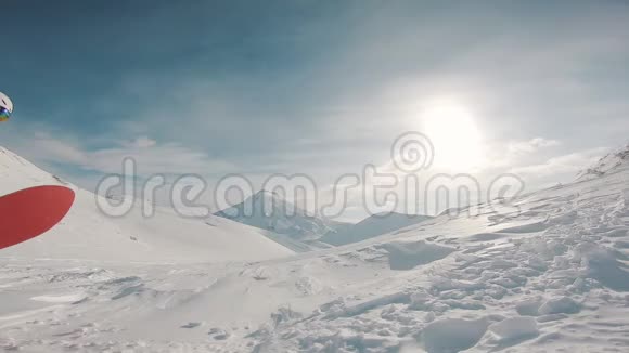 滑雪者走在上坡拿着木板拍摄在戈普罗英雄8黑框架拍摄在自由之旅在堪察加视频的预览图