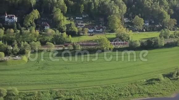 从小镇经过的旅客列车全景巴斯蒂萨克森瑞士国家公园视频的预览图