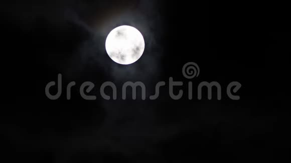 满月笼罩着漆黑的天空阴沉的夜晚视频的预览图