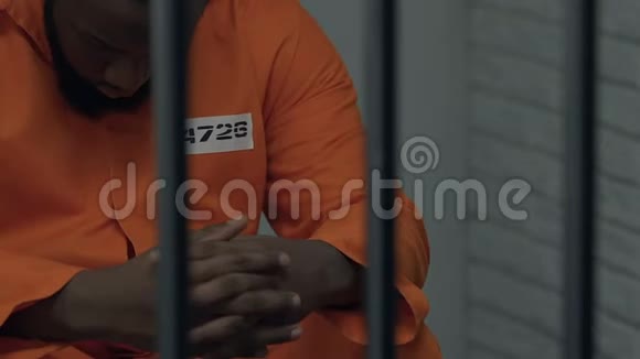 监狱官站在囚室前与非裔美国危险囚犯视频的预览图