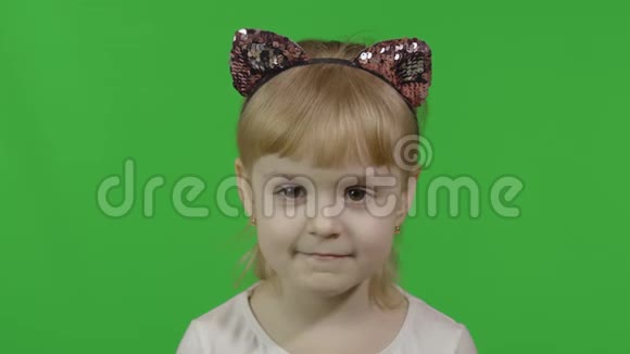 戴着猫头巾的女孩看着相机微笑四岁快乐的孩子视频的预览图