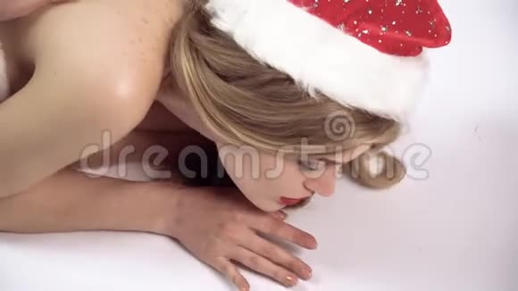 美丽的雪少女躺在白色的背景上视频的预览图