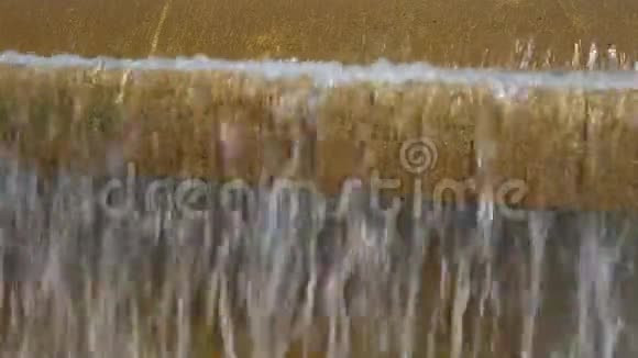 城市喷泉在炎热的天气里用冷水特写视频的预览图