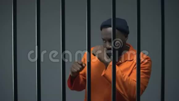 非裔美国男性囚犯牢房中的影子拳击可利用的爱好罪犯视频的预览图