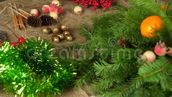 制作餐桌圣诞作文女人手装饰圣诞树树枝的组成新年视频的预览图