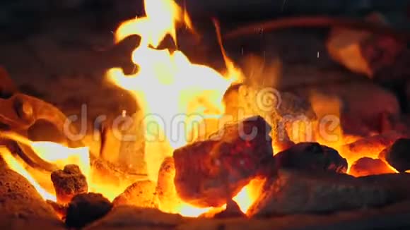 关闭火焰和煤在缓慢运动中燃烧视频的预览图