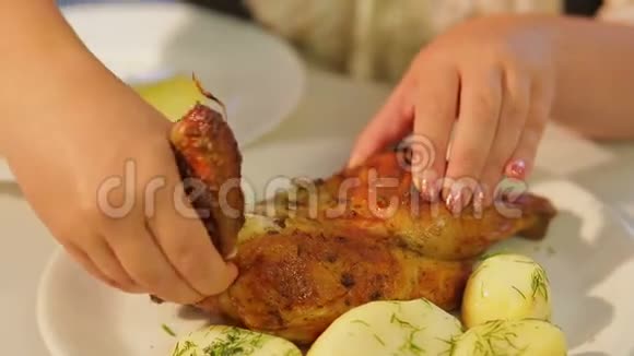 一个饥饿的女人用手把一整只鸡折断视频的预览图