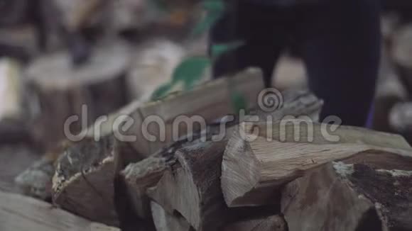 堆叠的木材干燥准备在寒冷的冬季男人把劈好的木块整齐地放在彼此的身上视频的预览图