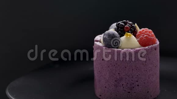 带有黑莓蓝莓和覆盆子的紫色浆果慕斯蛋糕视频的预览图