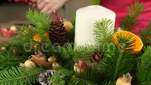 制作餐桌圣诞作文女人手装饰圣诞树树枝的组成新年视频的预览图