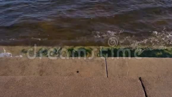 波浪拍打着涅瓦河堤上的花岗岩台阶圣彼得堡俄罗斯视频的预览图