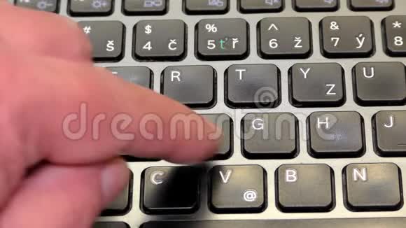 笔记本电脑电脑键盘单词发烧特写细节视频的预览图