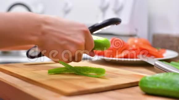 雌性手在切黄瓜皮女人剥黄瓜视频的预览图