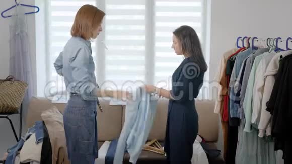 个人形象塑造的女性正在家中与女性客户合作他们正在观看衣服并挑选视频的预览图
