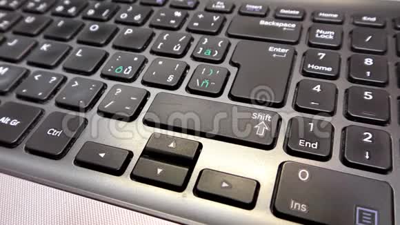 笔记本电脑笔记本电脑键盘特写细节视频的预览图