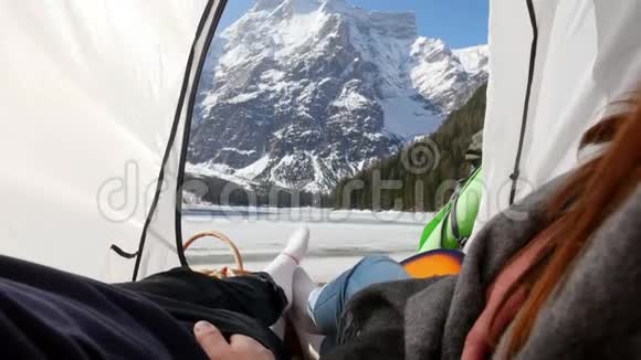年轻夫妇躺在帐篷里手牵手视频的预览图