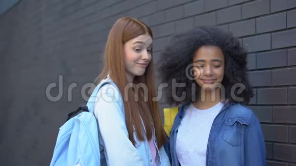 女青少年嘲笑新生路过学校拒绝冒犯视频的预览图