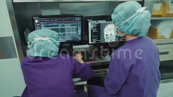 医生在电脑显示器上观察病人的核磁共振检查结果视频的预览图