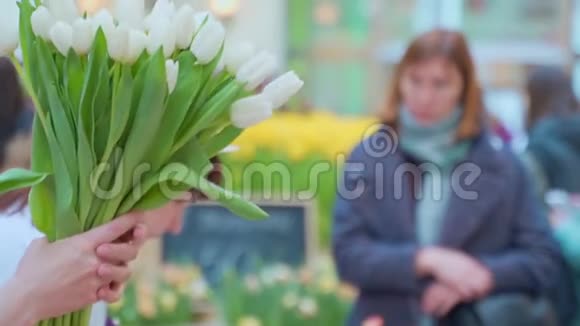 一个女人在花市收集一束郁金香鲜花发货订单创建微商视频的预览图