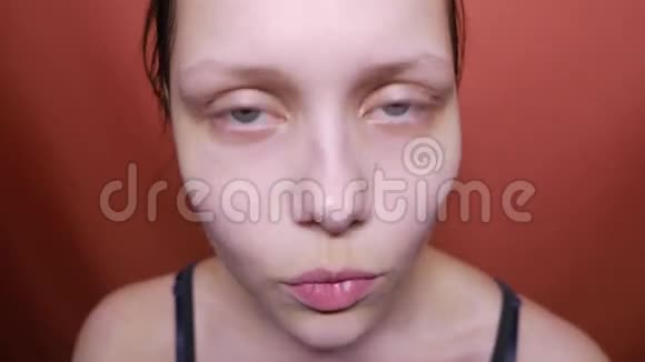 美丽的少女脸上涂着奶油视频的预览图