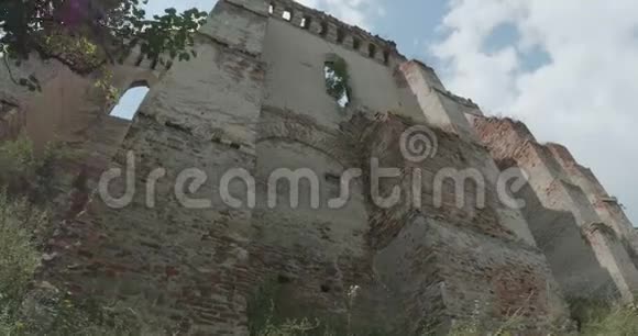 沿着城堡的废墟行走视频的预览图